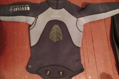 Конфісковане майно за рішенням суду :гідрокостюм (комбінезон,куртка з капюшоном) - 1 шт., ласти-2 шт., рукавиці 2 шт., термошкарпетки-2 шт., б/в