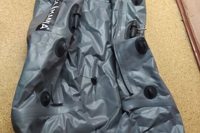 Конфісковане майно за рішенням суду :надувний човен марки "AQUA MANIA" модель : А-190 темно-сірого кольору та насос б/в