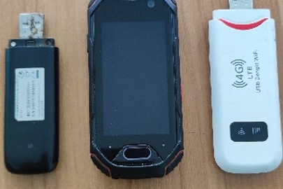 Конфісковане майно за рішенням суду: мобільний телефон марки «Unihertz», чорного кольору, з помаранчевими вставками; Wi-Fi роутер LTE wingle USB Dongle; Wi-Fi роутер «HUAWEI» mobile broadband E171 III, б/в