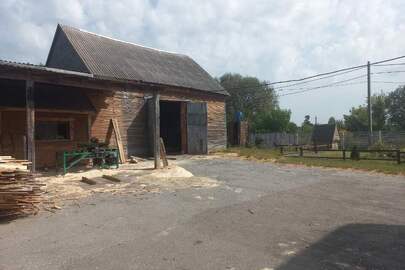 1/2 частки гаража загальна площа приміщень складає 323,0 м2, який  розташований за адресою: Житомирська обл., Житомирський район, с.Кам'янка, вул.Соснова 50