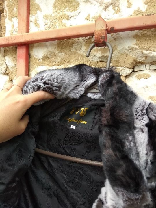 Хутряний виріб - жіноче напівпальто, сіро-чорного кольору, з ярликом 