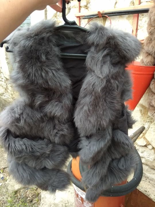 Хутряний виріб - жіночий жилет, сірого кольору, розмір XL, довжиною 45 см