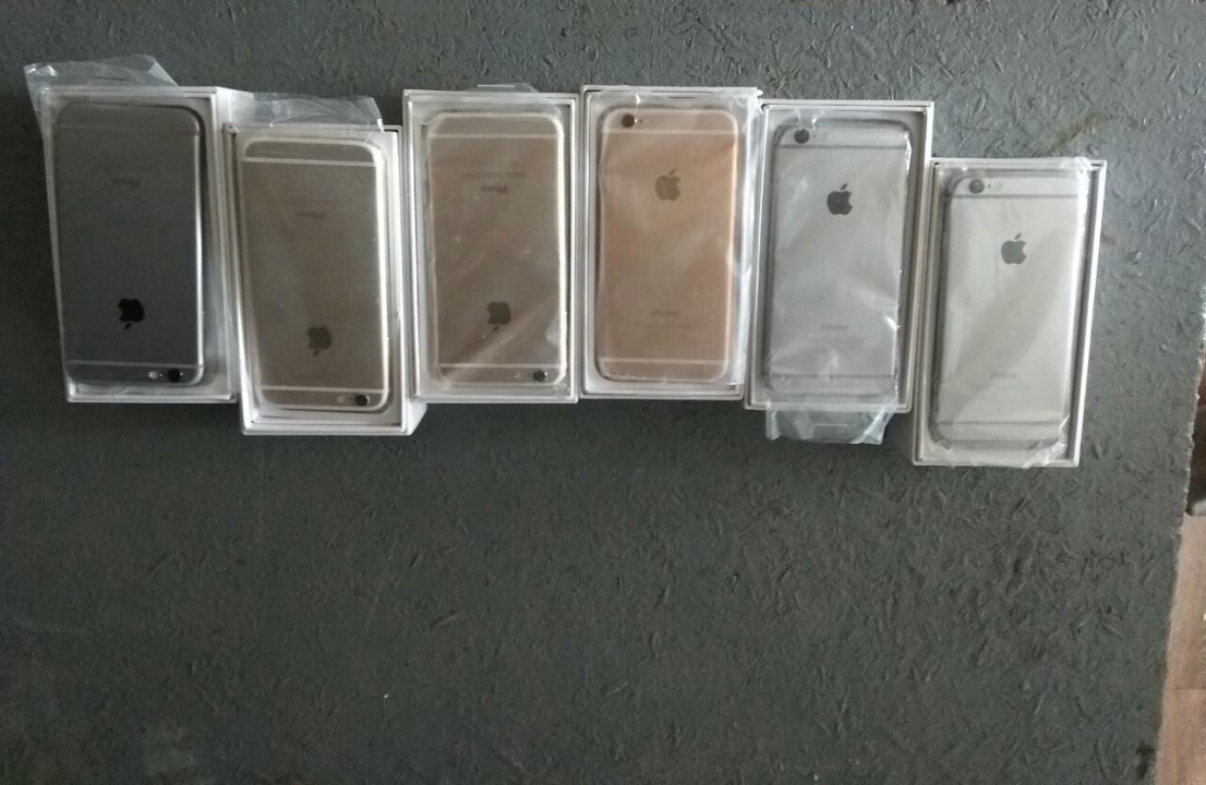 Мобільний телефон “IPhone 6 Gold 16 Gb “ модель А1549, Serial NoDNPPC3W8G5MF, IMEI/MEID 358371069129859, в комплекті з навушниками, зарядним пристроєм, USB - шнуром, спец - ключем 