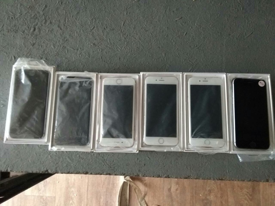 Мобільний телефон “IPhone 6 Gold 16 Gb “ модель А1549, Serial NoF18PJXP2G5VF, IMEI/MEID 359229064948542, в комплекті з навушниками, зарядним пристроєм, USB - шнуром, спец - ключем