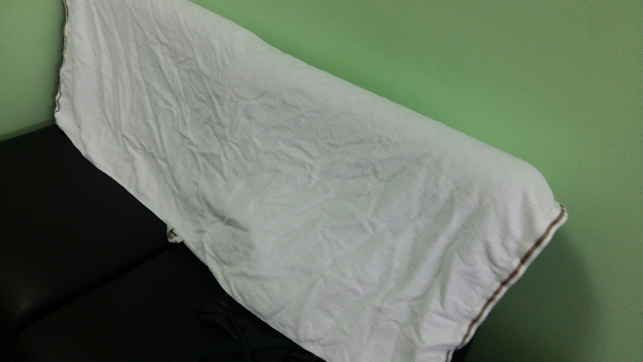 Рушник махровий білого кольору з коричневою полосою по краях, розміром 133*63 см., 1 шт.