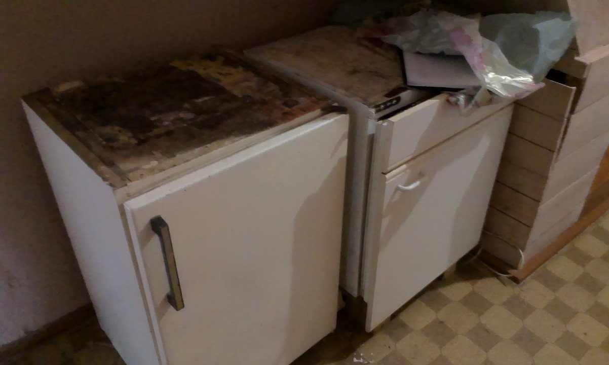 Холодильники, білого кольору, з ознаками використання в кількості 2 шт. ( без ознак щодо їх серійних номерів та найменувань)