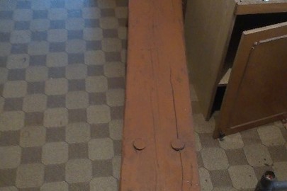 Лавка дерев'яна коричневого кольору розміром 0,20 на 2,2 м., з ознаками використання