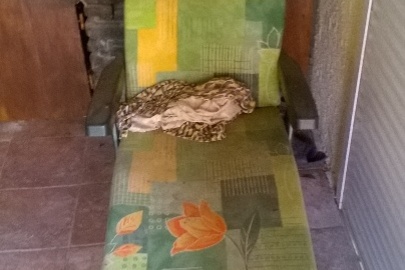 Садове крісло-лежак, зеленого кольору, виготовлене з металу, пластику та тканини, з функцією складання, бувше у використанні, з незначними потертостями по всій поверхні, в кількості 1 шт.