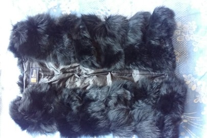 Хутряний виріб - жіночий жилет, чорног кольору, з ярликом "Chunhin SHELL", довжиною 72 см