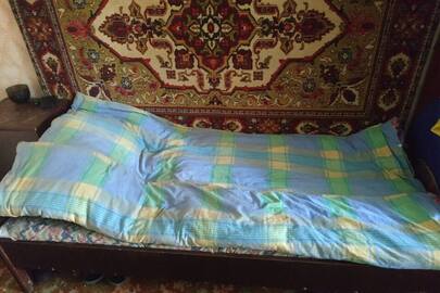 Ліжко полуторне дерев’яне, коричневого кольору 