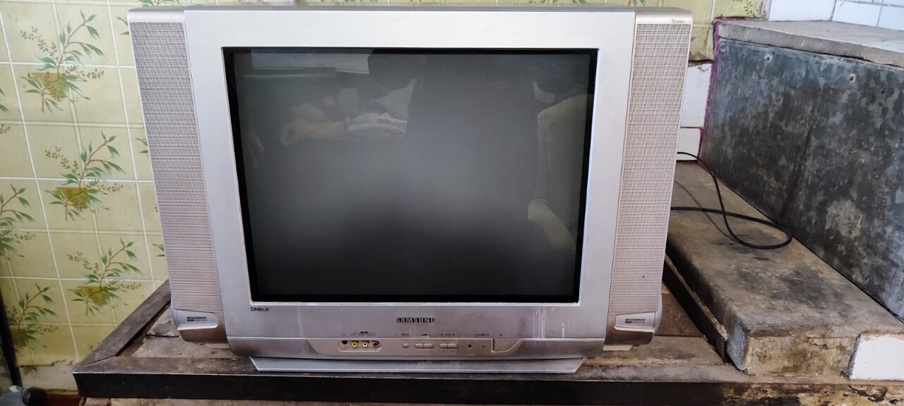 Телевізор Samsung модель CS-21S8MQQ, сірого кольору, в робочому стані, б/в
