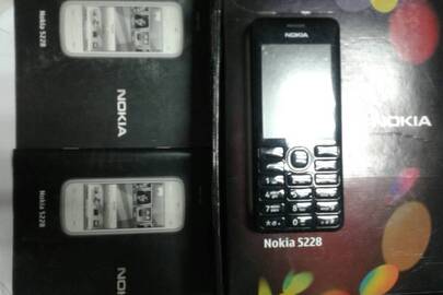 Мобільний телефон марки Nokia – 5228, картонна коробка чорного кольору з надписом «Нokia», дві книжки по експлуатації мобільного телефону Нokia 5228