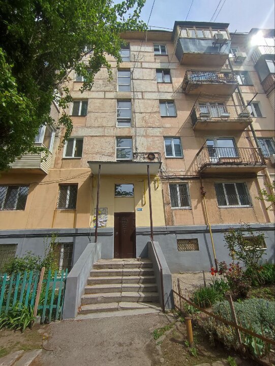1/2 частка квартири № 19 (РНМ: 32590673) загальною площею 30.4 кв.м. (житлова площа 16,9 кв.м.), що розташована за адресою: Дніпропетровська область, місто Дніпро, проспект Олександра Поля, 76а