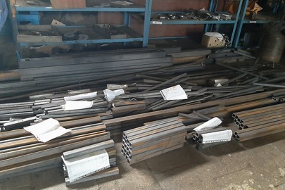 Дерев'яні бруси у кількості 1 куб.м., вироби з металопрофілю у кількості 1 тонна