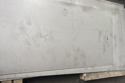 Рухоме майно: листи металу в кількості 5 шт.; нове