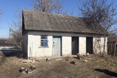 Житловий будинок заг. площею 32,8 кв.м., житл. площею 19,2 кв.м. та земельна ділянка, площею 0.2395 га, кадастровий номер:  7121588901:01:002:0020, за адресою: Черкаська обл., Золотоніський р., с. Синьооківка, вулиця Космонавтів, буд. 21