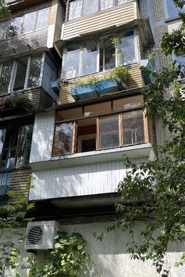 1/3 частка двокімнатної квартири, загальною площею 45,88 кв. м, за адресою: м. Київ, Воскресенський проспект, будинок 14, квартира 17