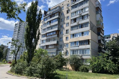 1/3 частка двокімнатної квартири, загальною площею 50,18 кв. м, за адресою: м. Київ, просп. Оболонський, будинок 34, квартира № 246