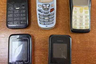 Мобільні телефони в кількості 5 штук бувші у використанні