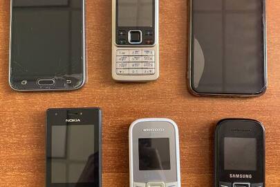 Мобільні телефони в кількості 6 штук бувші у використанні