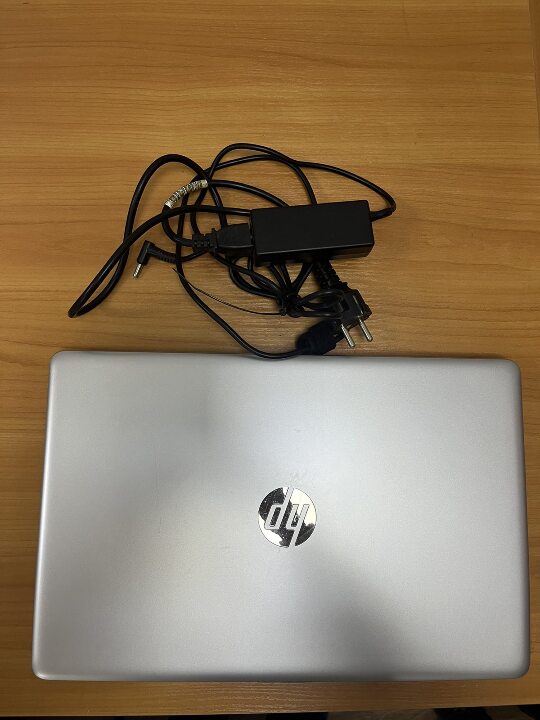 Ноутбук марки «HP» сірого кольору з серійним номером CND9335BSV разом із зарядним пристроєм чорного кольору б/в