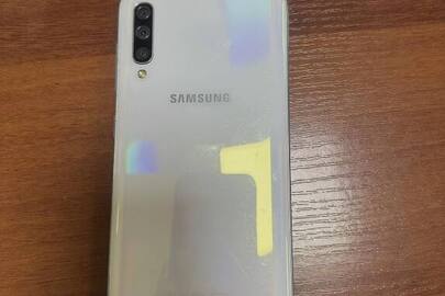 Конфісковане майно за рішенням суду:  мобільний телефон марки «Samsung Galaxy А50», модель - SМ-А505FМ/DS, серійний номер -R58M73YCFDE, ІМЕ1 1 356648102559248 , ІМЕІ 2 356649102559246, б/в