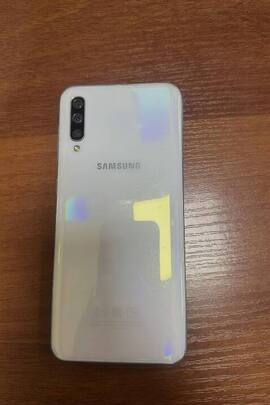 Конфісковане майно за рішенням суду:  мобільний телефон марки «Samsung Galaxy А50», модель - SМ-А505FМ/DS, серійний номер -R58M73YCFDE, ІМЕ1 1 356648102559248 , ІМЕІ 2 356649102559246, б/в