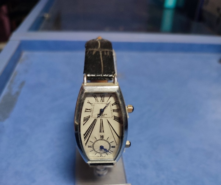 Годинник наручний чоловічий з металевим ременем сріблястого кольору з золотистою смужкою, новий