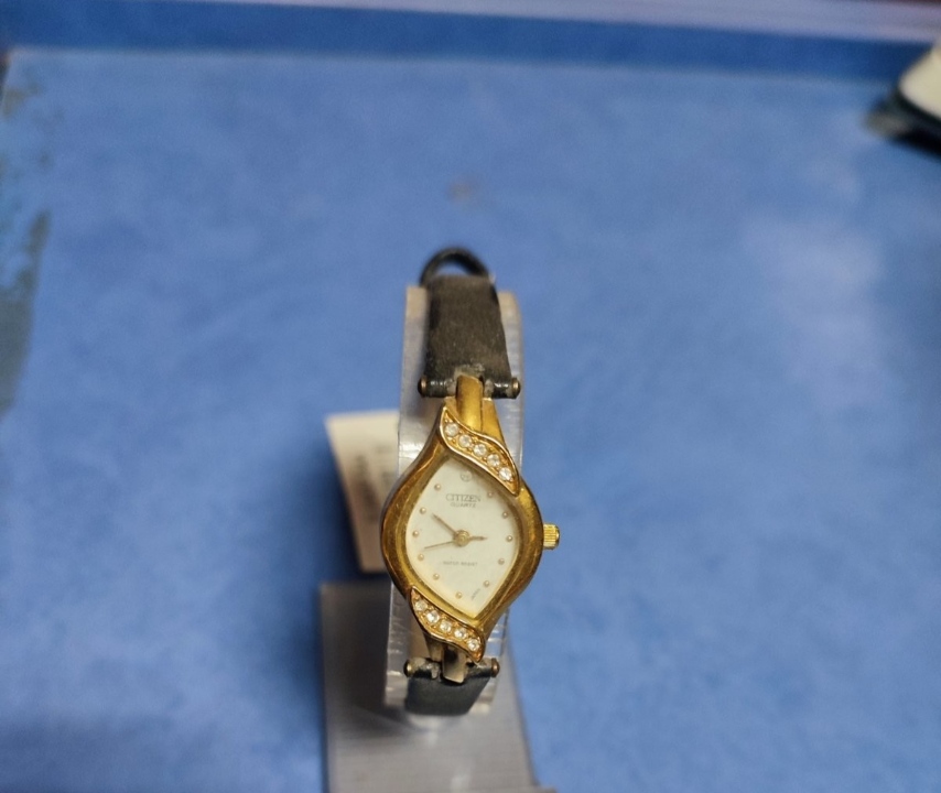 Годинник наручний жіночий, новий, з ремінцем чорного кольору