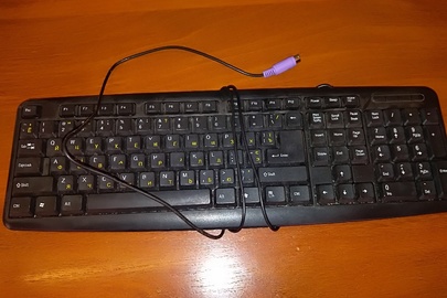 компютерна клавіатура чорного кольору