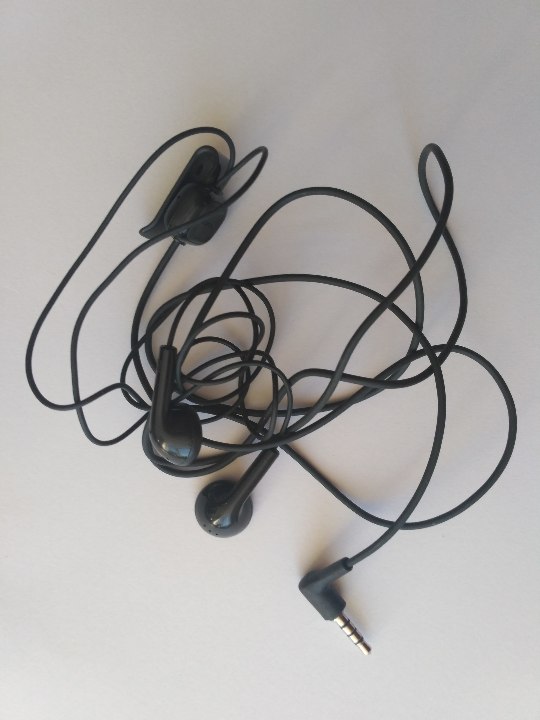 Навушники, марка Nokia, чорного кольору