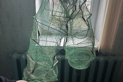 Конфісковане майно за рішенням суду: раколовка довжиною 2.5 м., висотою 28 см., шириною 24 см., вічко 6 мм., б/в, 1 шт.