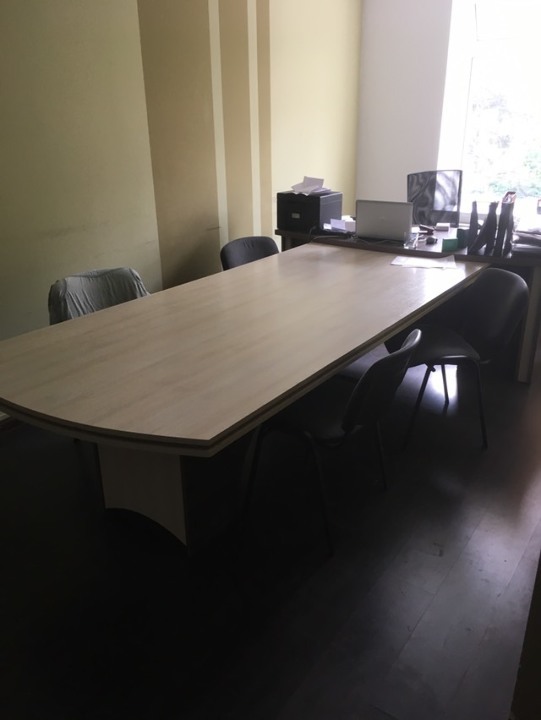 Офісний стіл, біло-коричневого кольору з двома тумбочками(на чотири шухляди) коричневого кольору, матеріал МДВ