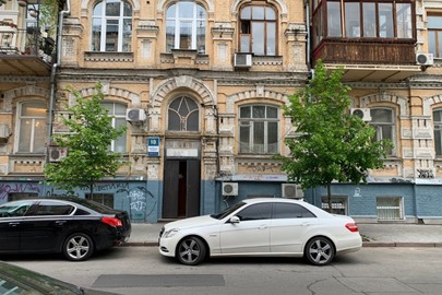 Нежиле приміщення загальною площею 122,10 кв. м, що становить 34/100 частин від нежилих приміщень загальною площею 356,10 кв. м., що знаходяться за адресою: м. Київ, вул. Рейтарська, 18/11, літера А