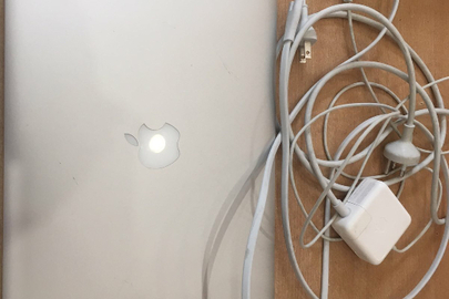 Ноутбук марки Apple MacBook Air, сірого кольору, serial: C17 N41SYG085, з зарядним пристроєм до нього