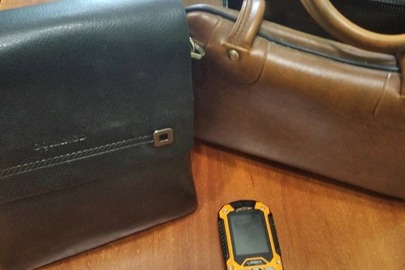Мобільний телефон «Sigmo” у корпусі чорно-помаранчевого кольору  імей:8611280001322656, жіноча сумка шкіряна коричневого кольору, шкіряна чоловіча сумка чорного кольору з написом «Gorangd» 