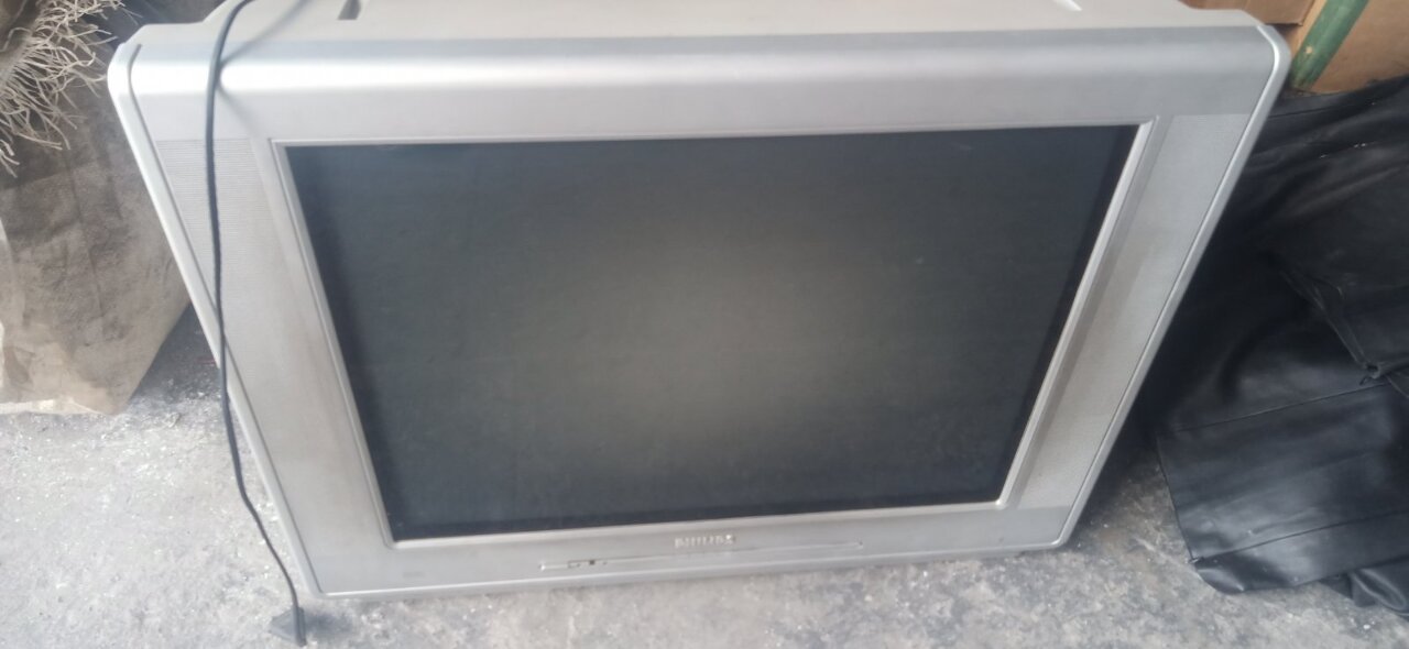 Телевізор PHILIPS у корпусі сірого кольору