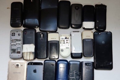 Мобільні телефони у кількості 21 одиниця