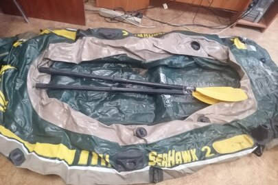 Конфісковане майно за вироком суду: гумовий човен «SEAHAWK 2» та два весла, б/в