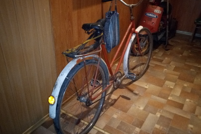 Велосипед червоного кольору