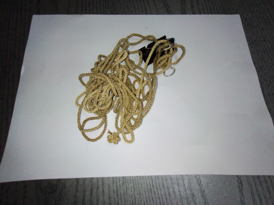 Мотузка шовкова довжиною 4,35 м коричневого кольору із прив'язаним на одному кінці канцелярським біндером, бувша у використанні