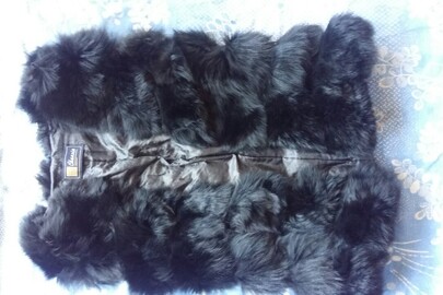 Хутряний виріб - жіночий жилет, чорного кольору, з ярликом "Chunhin SHELL", довжиною 72 см