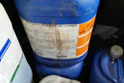 Хімічна рідина "Alkaline cleaner" в трьох пластикових каністрах ємністю по 25 літрів кожна, всього 75 літрів
