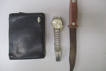 Рухоме майно у кількості 3 одиниці, а саме: портмоне, годинник наручний, ніж