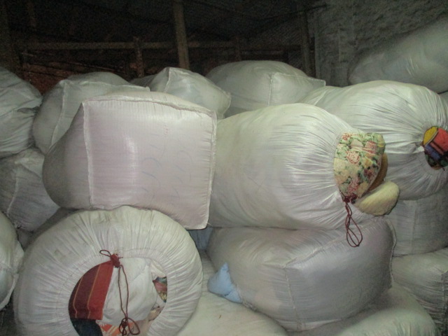 Матраци, ковдри, подушки, б/в, вагою 4200 кг 