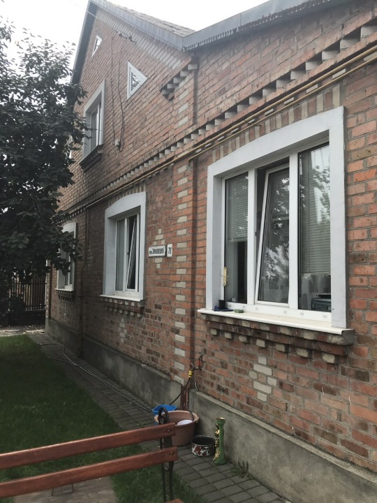 1/2 частини 59/100 житлового будинку, з/п 173,7 кв. м з господарськими і побутовими будівлями та 1/2 частини 59/100 земельної ділянки, площею 0,0612 га, К/Н 0710100000:22:013:0038, за адресою: Волинська обл., м.Луцьк, вул.Заньковецької, 70а/1