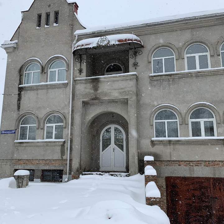 Іпотека. Житловий будинок /А/, з/п 490,4 кв. м з надвірними будівлями і спорудами та земельна ділянка, площею 0,34 га, К/Н: 0722883400:01:001:0105, за адресою: Волинська обл., Луцький р-н, с.Липини, вул.Шевченка, 10