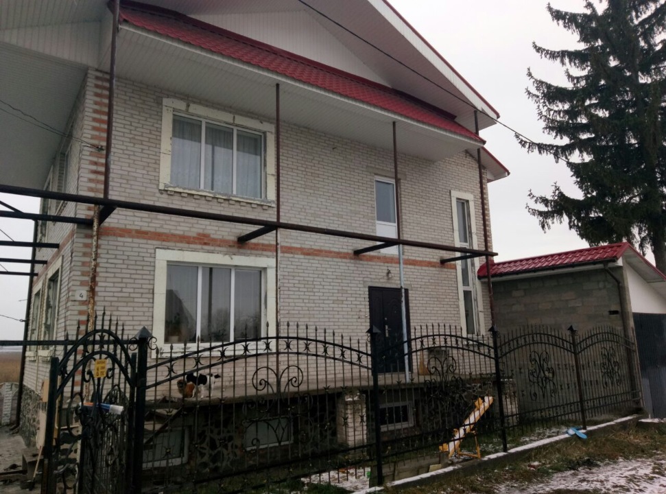 Іпотека. Житловий будинок /А-2/, з/п 190,1 кв.м з господарськими будівлями і спорудами та земельна ділянка, площею 0,13 га, К/Н: 0722855400:01:001:0245, за адресою: Волинська обл., Луцький р-н, смт Торчин, вул.Набережна, 4