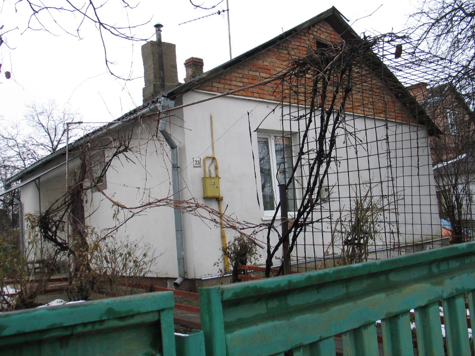  1/4 частка житлового будинку, загальною площею 51,3 кв. м з надвірними спорудами  та 1/4 частка земельної ділянки, площею 0,0625 га, К/Н 0710100000:22:142:0017, за адресою: Волинська обл., м.Луцьк, вул.В.Хурсенка, 28