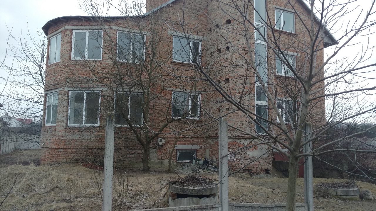 Іпотека. Житловий будинок з підвалом та мансардою /А-3/, з/п 496,4 кв.м та земельна ділянка, площею 0,1854 га, К/Н 0722883700:03:001:1397, за адресою: Волинська обл., Луцький р-н, с.Зміїнець, вул.Нижній Проїзд, 15